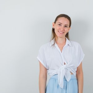 senorita-mirando-al-frente-blusa-falda-mirando-seductor_176474-55674